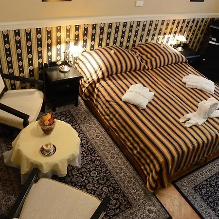 Hotel Fenyoharaszt Kastelyszallo Verseg