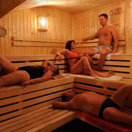 Fenyoharaszt Kastelyszallo Отель 4*